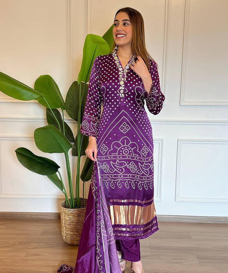 Women bandhani printed regular thread work kurta with trousers & with dupatta