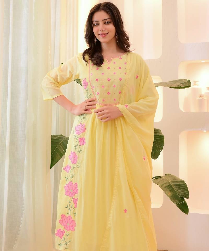 Women floral embroidered regular thread work kurta with trousers & with dupatta