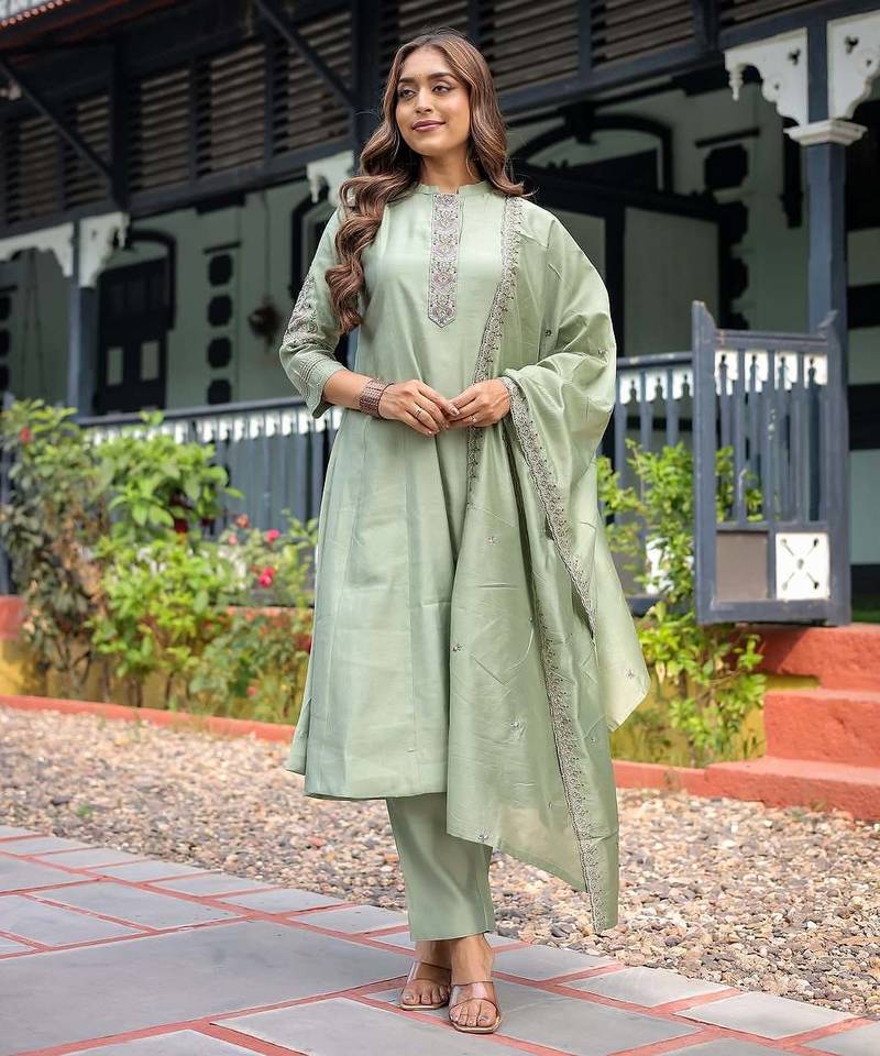 Women ethnic motifs embroidered panelled thread work kurta with trousers & with dupatta