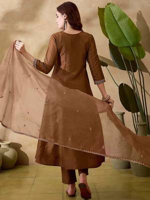 Women ethnic motifs embroidered regular thread work kurta with trousers & with dupatta 3