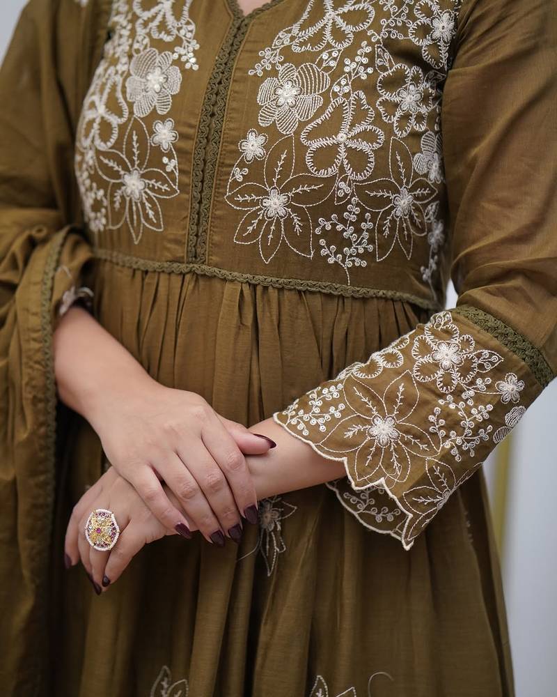 Women floral embroidered regular thread work kurta with pyjamas & with dupatta