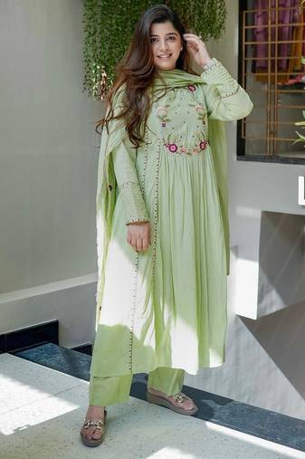 Women floral embroidered panelled thread work kurta with trousers & with dupatta