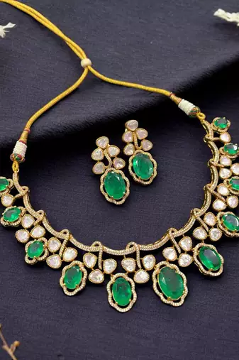 Emerald green victorian polki necklace set with cz detailing