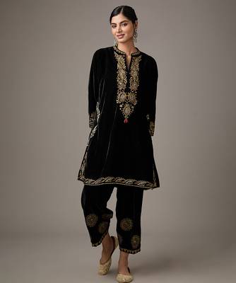 Black embroidered velvet kurta set 1