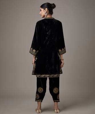 Black embroidered velvet kurta set 2