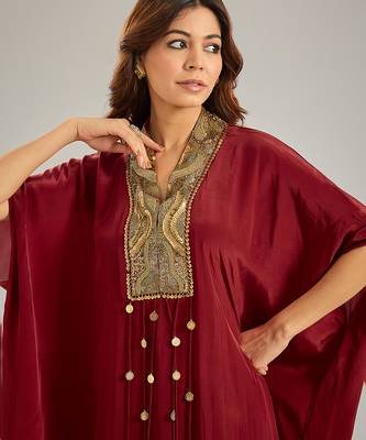 Maroon embroidered crepe kaftan set 4