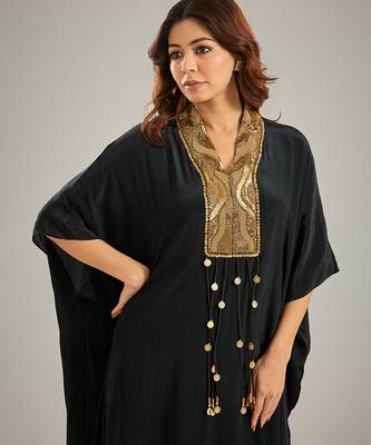 Black embroidered crepe kaftan set 4