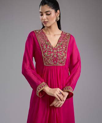 Pink embroidered organza kurta set 4