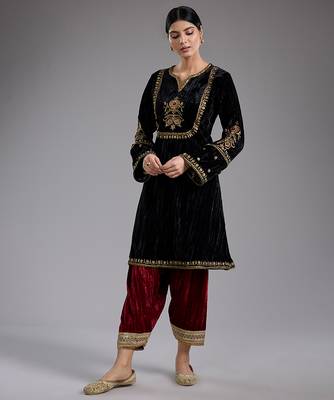 Black embroidered velvet kurta set 1