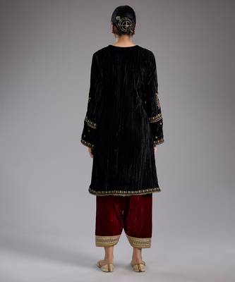 Black embroidered velvet kurta set 2