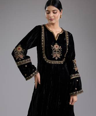 Black embroidered velvet kurta set 4