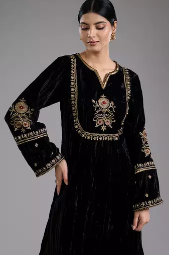 Black embroidered velvet kurta set