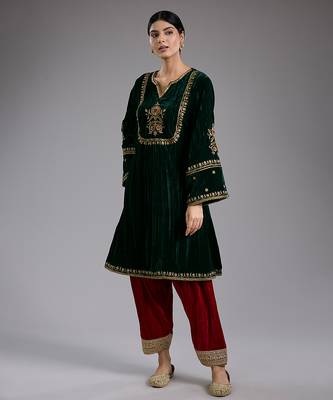 Black embroidered velvet kurta set 1