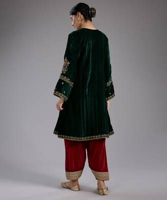 Black embroidered velvet kurta set 2