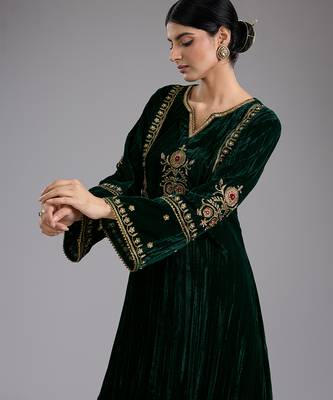 Black embroidered velvet kurta set 4