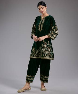 Green embroidered velvet kurta set 1