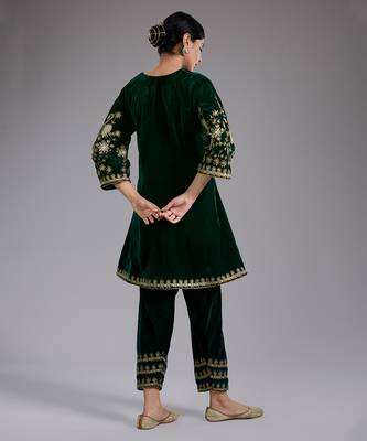 Green embroidered velvet kurta set 2