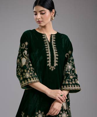 Green embroidered velvet kurta set 4