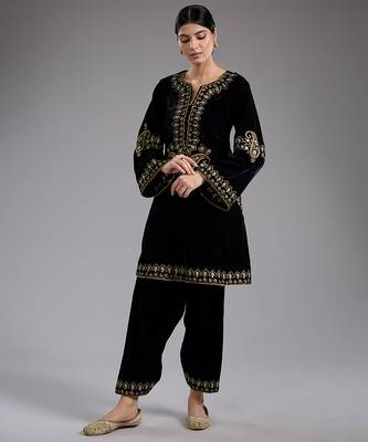 Black embroidered velvet kurta set 1