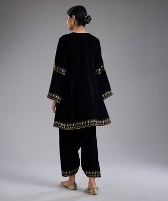 Black embroidered velvet kurta set 2