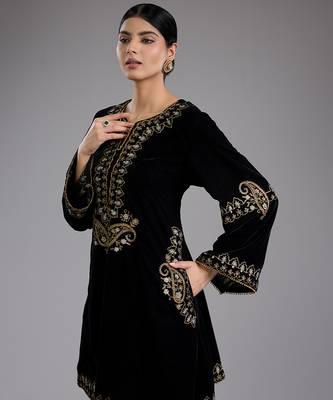 Black embroidered velvet kurta set 4