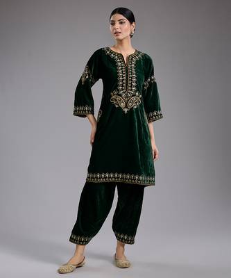 Green embroidered velvet kurta set 1