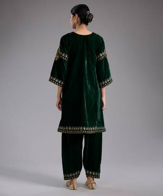 Green embroidered velvet kurta set 2