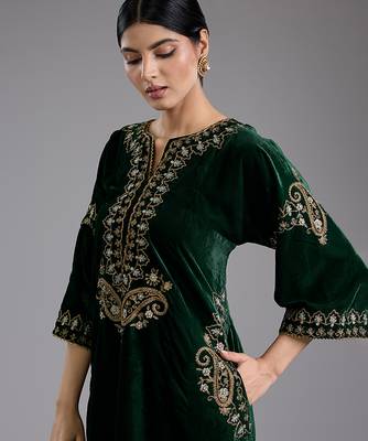 Green embroidered velvet kurta set 4