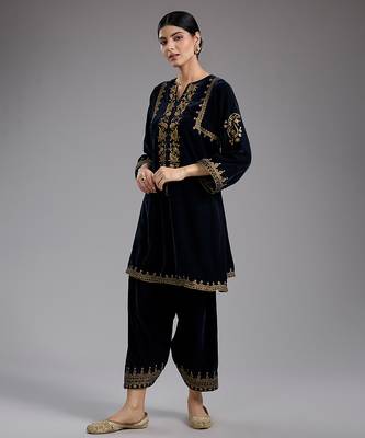 Black embroidered velvet kurta set 1