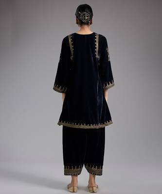 Black embroidered velvet kurta set 2