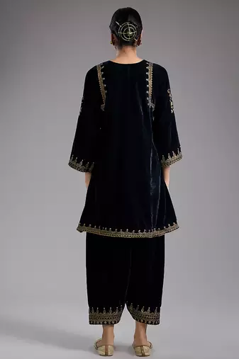 Black embroidered velvet kurta set
