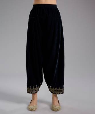 Black embroidered velvet kurta set 3