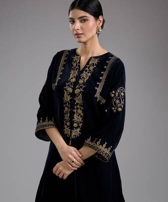 Black embroidered velvet kurta set 4