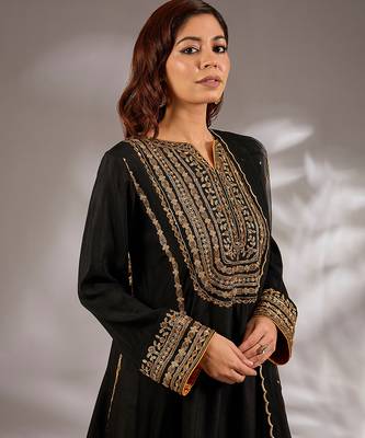 Black embroidered silk kurta set 4