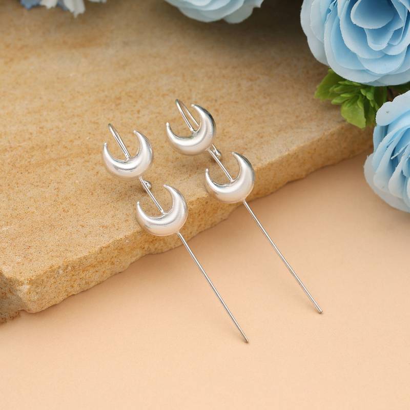 Silver color earcuff delivering sleek contemporary elegance blended with subtle ethnic inspiration