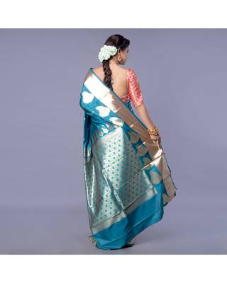 kanjivaram saree in blue color with golden border and booti 4