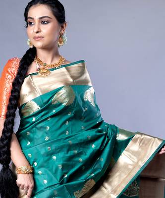 kanjivaram saree in bottle green color with golden border and booti 2