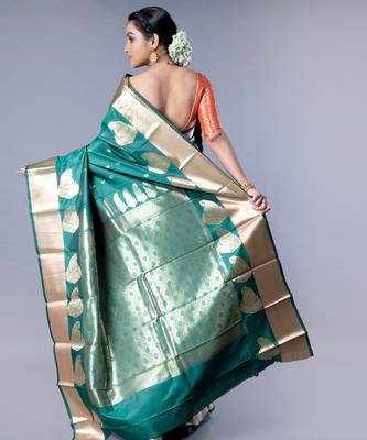 kanjivaram saree in bottle green color with golden border and booti 4
