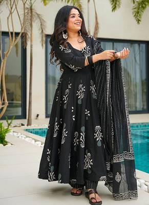 Black digital printed mal cotton anarkali set with dupatta 4
