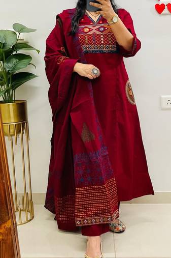 Floral embroidered maroon v neck pure cotton kurta set with trouser & dupatta