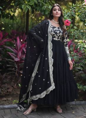 Black zari & sequins embroidered georgette kurta & dupatta set 1