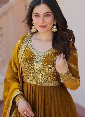 Dark green zari & sequins embroidered fendy kurta & dupatta set 4