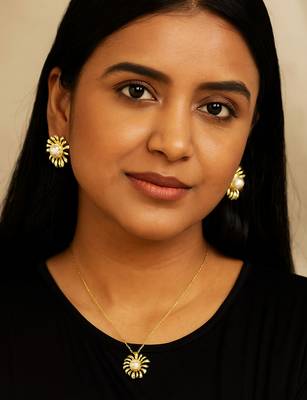 Jewelz gold-toned flower pendant necklace & earrings set with pearl center 2
