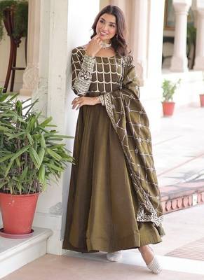 Dark green zari & sequins embroidered vichitra silk kurta & dupatta 1
