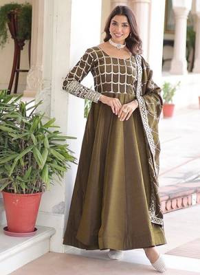 Dark green zari & sequins embroidered vichitra silk kurta & dupatta 2