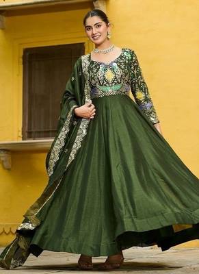 Green zari & sequins embroidered vichitra silk kurta & dupatta set 1