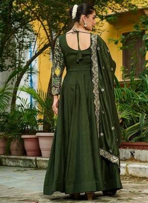 Green zari & sequins embroidered vichitra silk kurta & dupatta set 3