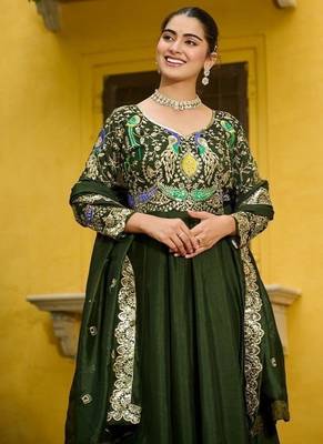 Green zari & sequins embroidered vichitra silk kurta & dupatta set 4