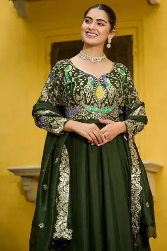 Green zari & sequins embroidered vichitra silk kurta & dupatta set