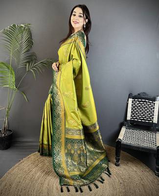 light green soft silk blend dual zari peacock butta worked banarasi saree  2
